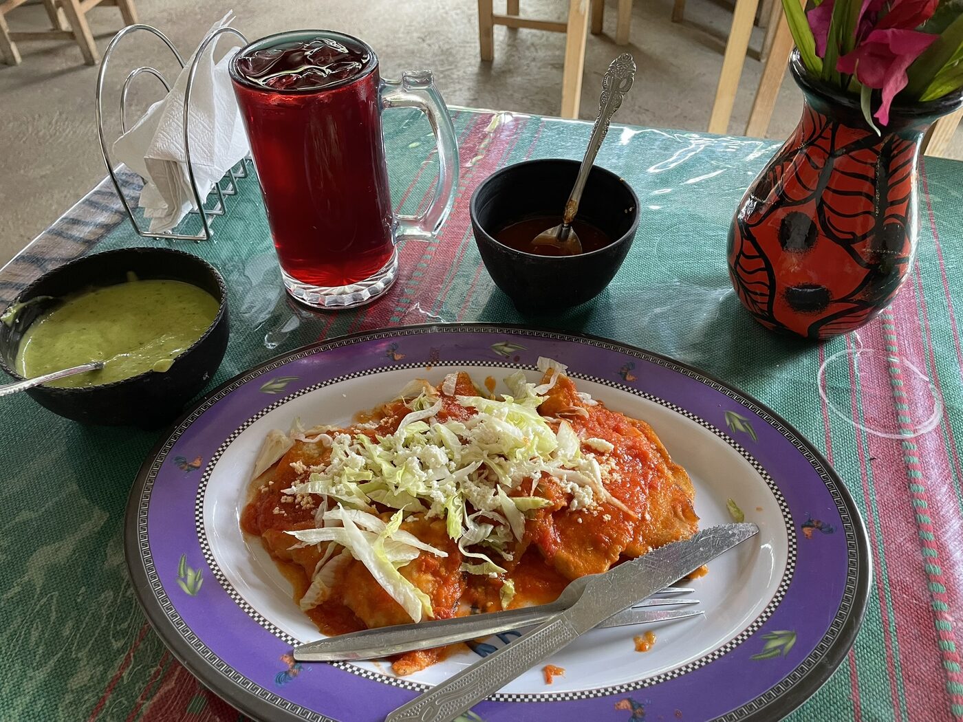 Entomotadas y agua de jamaica